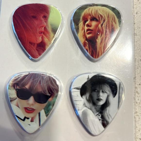 Taylor Swift Guitar Picks - Red Tour - Picture 2 of 3